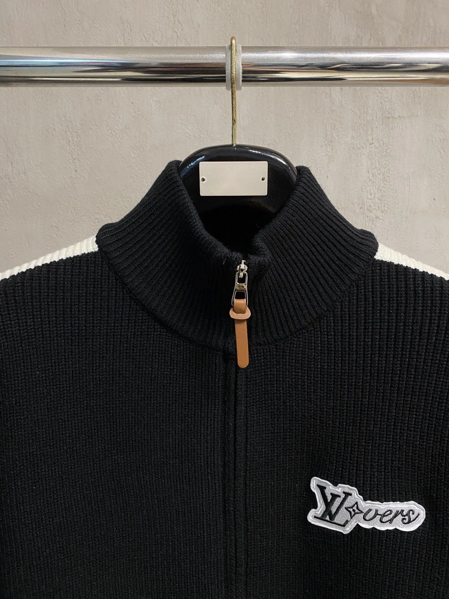 🅿️560 【Lv Louis Vuitton】Autumn and winter classic cardigan sweater, in full condition! ! ! Wool blended fabric, the latest model in 2025, golden ratio! ! Slim-fitting soft gold, versatile and practical item, the combination and practicality are extremely powerful, simple and elegant, and classy! To create your own style, it is highly recommended to buy it in two colors. The standard slim fit tailoring process is suitable for both young and old men. It is knitted from wool and will not cause any discomfort! While keeping warm, it is stylish, textured and wearable, and the classic logo with contrasting colors on the chest feels in place! ! Recommended for regular customers! ! Size M-3XL (maximum wear: 190 pounds)